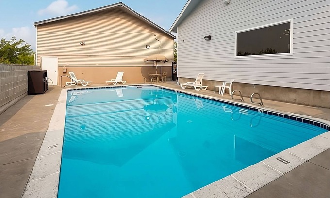 Grants Pass Hotel | Adventure Awaits! 4 Family-Friendly Units. Close to Performing Arts Center!