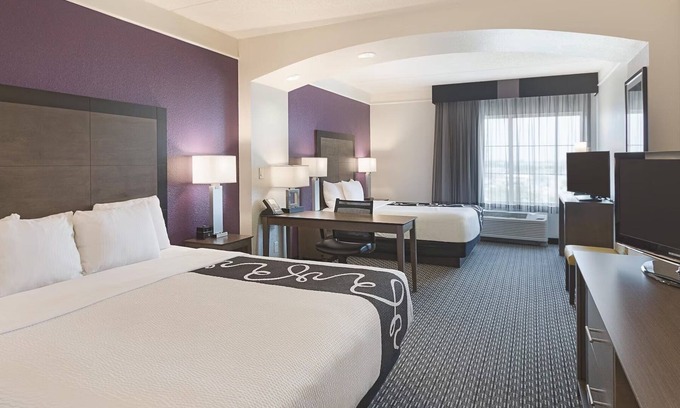 Arlington Hotel | Adventure Awaits: Comfy Retreat Near Arlington's Top Attractions!