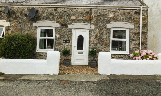 Amlwch Cottage | AEL Y BRYN, family friendly, character holiday cottage in Carreglefn