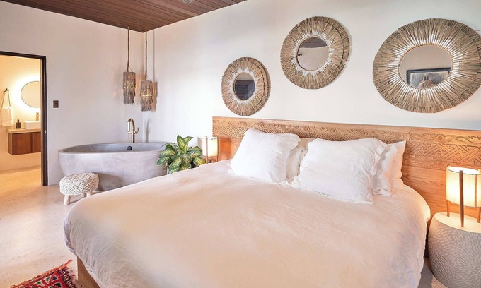 East End Apartment | Aerial Gratitude Room