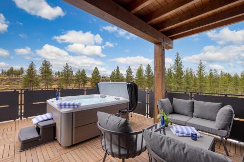 Bend House | Aerie Stylish 6 Unit Buyout 15BDR Near Downtown Mountain Views Hot Tub