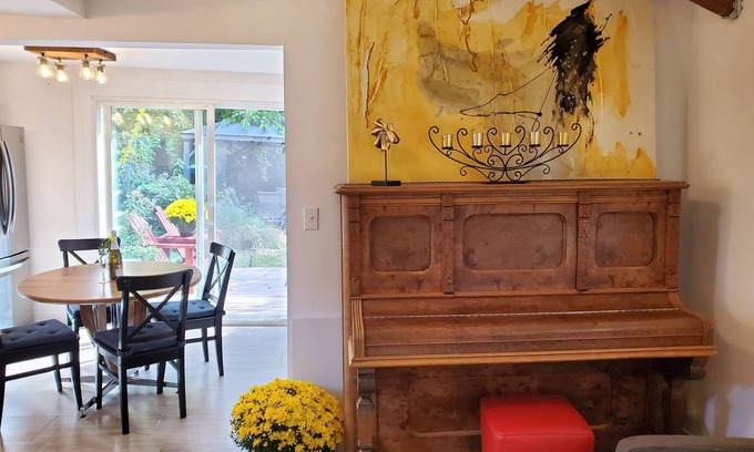Niagara Falls House | Aesthetic Cozy Unit in Niagara Falls