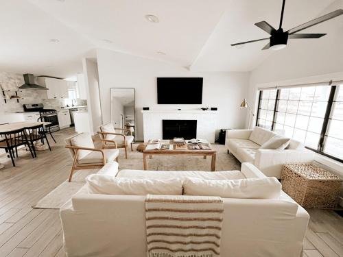 Troy House | Aesthetic ranch style home with modern furnishings