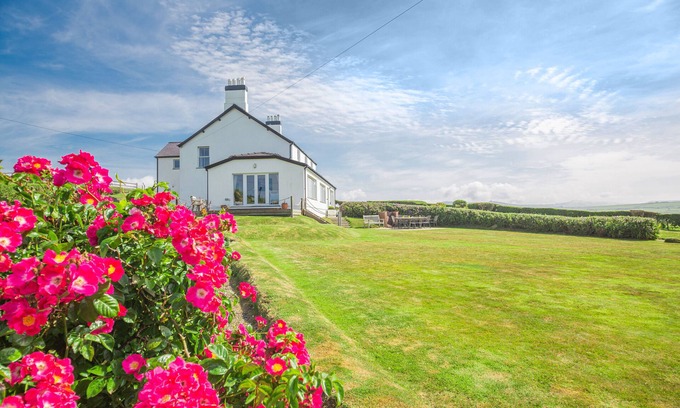Aberdaron House | Afallon - Six Bedroom House, Sleeps 14