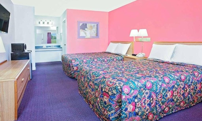 Muskogee Hotel | Affordability Meets Comfort in the Knights Inn Muskogee! Free Onsite Parking
