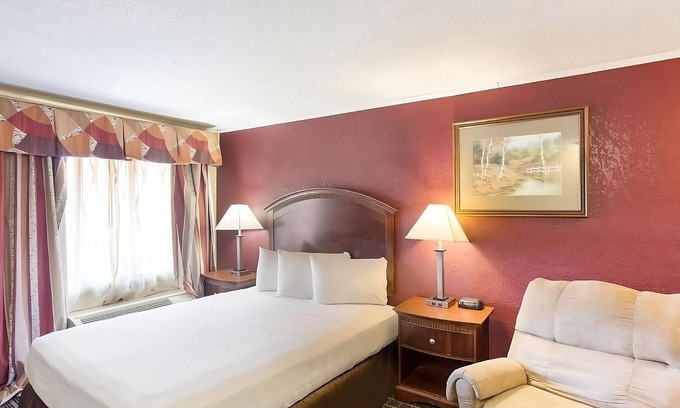 Summit Resort | Affordability Meets Comfort in the Knights Inn Ashland! Pool, Pet-Friendly!
