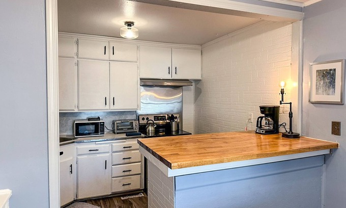 Midwest City Apartment | Affordable 2BR Getaway Near Plaza District Lilac1