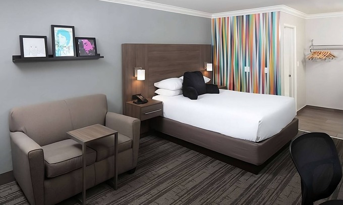 Temecula Resort | Affordable Accommodation in Signature Temecula! Onsite Pool, Free Parking