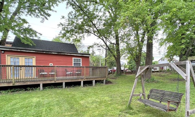 Bolivar Cottage | Affordable comfy cottage. Pet-friendly!