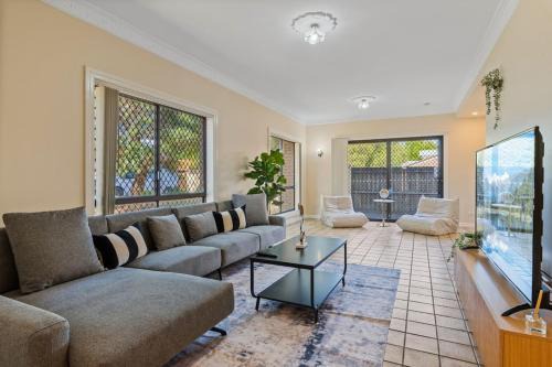 Sunnybank House | Affordable Convenient Stay 4Beds with Ducted AC