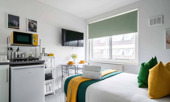 Southgate House | Affordable En-Suite Studio Rooms in London, N14 4A