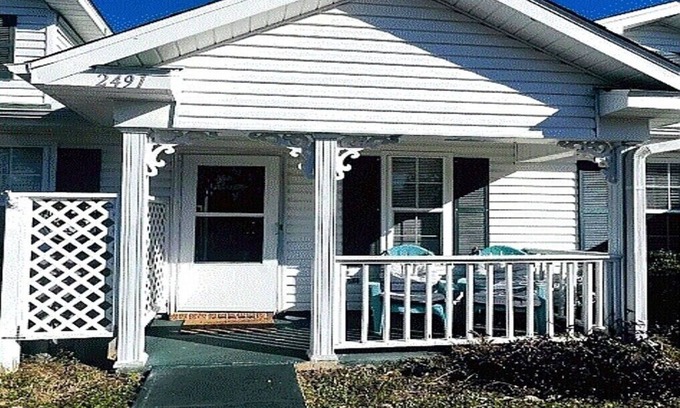 Northwest Pensacola House | Affordable Family & Pet-Friendly Comfort Quick Drive to Beaches and bases.