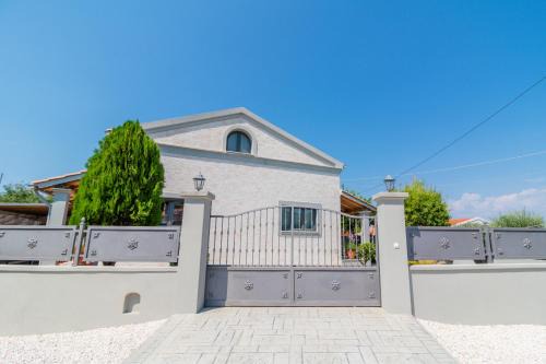Petaleia House | Agathis Home