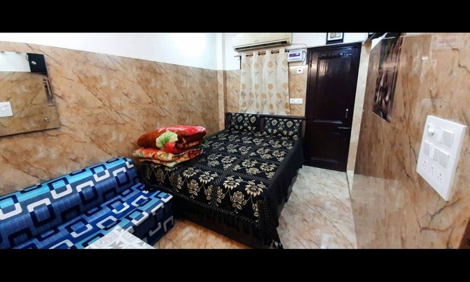 New Delhi House | Aggarwal Guest House In Cream Location 92,121,74700