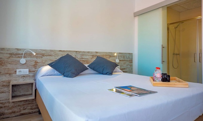 Roses Town Center Hotel | Agi Gloria Rooms 206 Hostel for rent in Roses Girona.