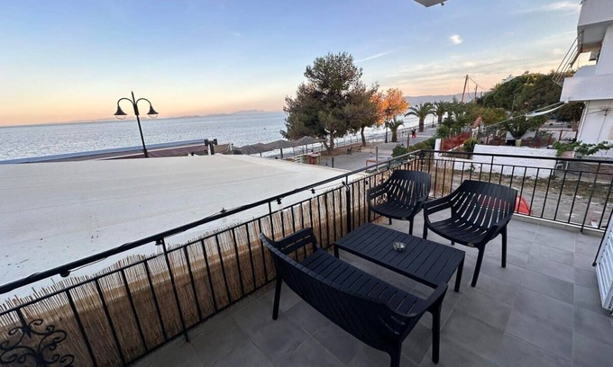 Agii Theodori Apartment | Agioi Theodoroi Beachview Chic Modern Apt