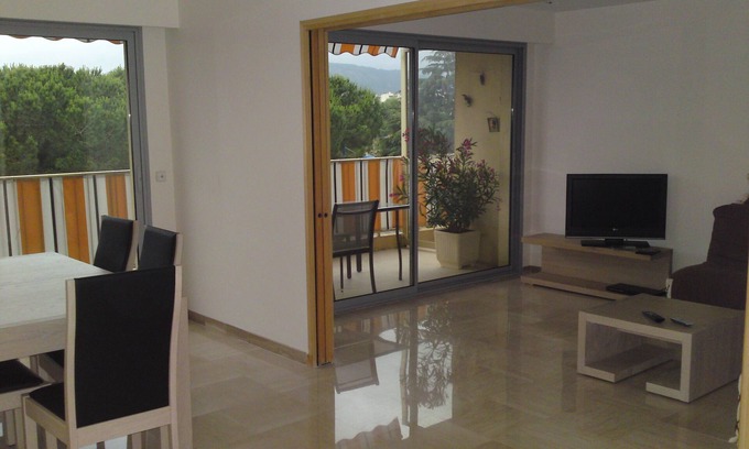 Mandelieu-La-Napoule Apartment | Air-conditioned apartment in residence with swimming pool and private port