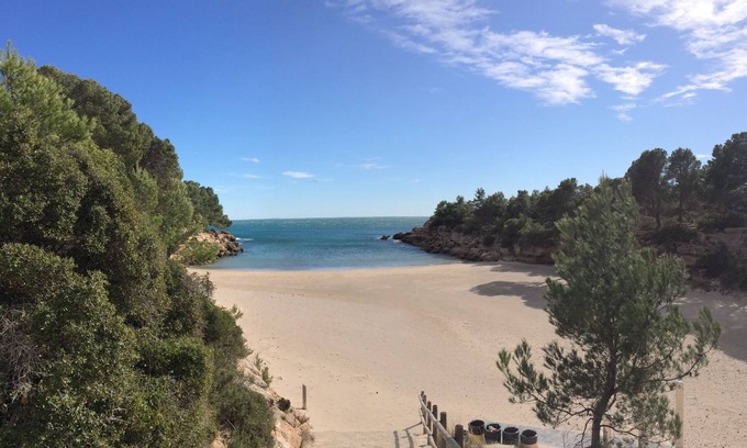 Calafat Villa | Air-conditioned villa 9/10 people in large fenced garden 150 m from the sea