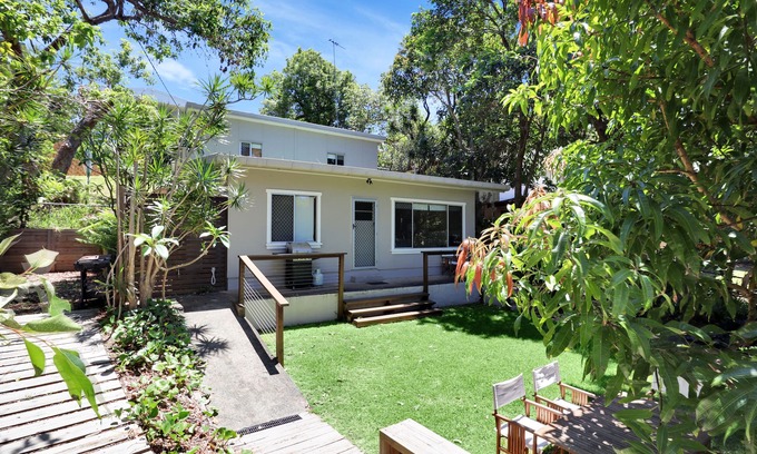 Point Lookout House | Air conditioned and handy to all amenities. Walk to beach.