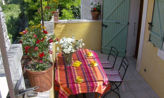 Roussillon Apartment | Air-conditioned country cottage with wifi and shaded terrace facing the Luberon
