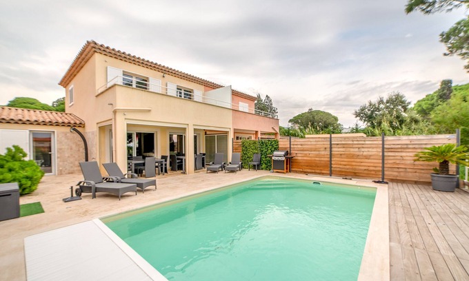 Plage de la Garonnette House | air-conditioned house, sea view sandy beach 150 m private heated pool 7x4 m