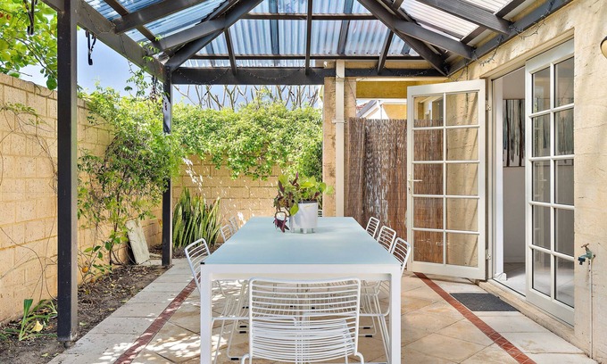 Wembley House | Air conditioned house near city and beach with secure garage
