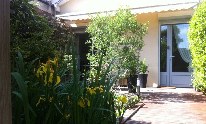Bagneux House | air-conditioned house with landscaped garden and private parking 2km from south Paris
