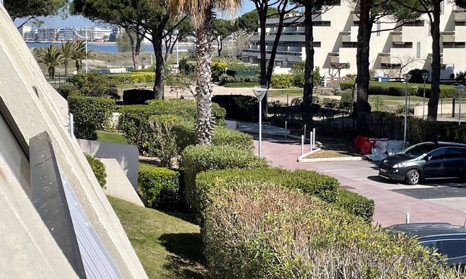Le Grau-Du-Roi Apartment | Air-conditioned studio for 4 with pool and parking in Port Camargue