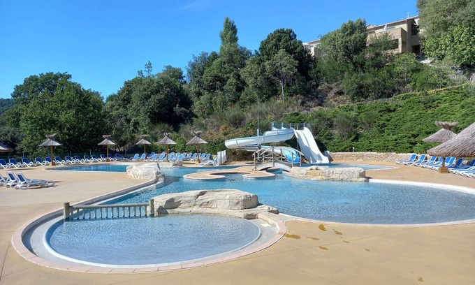 Salavas House | Air-conditioned T3 house with pool, pets allowed, parking