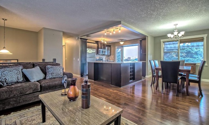 Northwest Calgary House | AIR-CONDITIONED TASTEFULLY RENOV, 6BRS, 3BTHS Hunterquay
