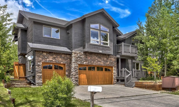 Mountain View Estates Cabin | Air Conditioning, Private Hot Tub, Pet Friendly, Near Lake, Bunks, Extra Kids Allowed