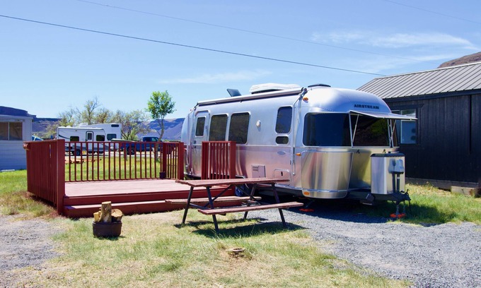 Coulee City House | Air Stream at Blue Lake in Central Washington