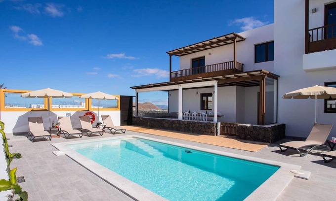 Tinajo Villa | Aircon, Wi-Fi, Smart TV, Private pool