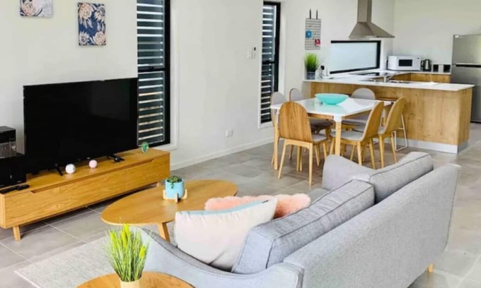 Airlie Beach House | AIRLIE BEACH Delight. Hop, skip jump to everything