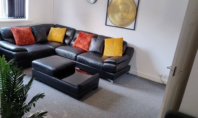 Manchester House | Airport & City Access 3BR With Garden and Parking