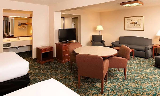 St. George Hotel | Airport Convenience! 2 Comfy Units, Breakfast, Pool
