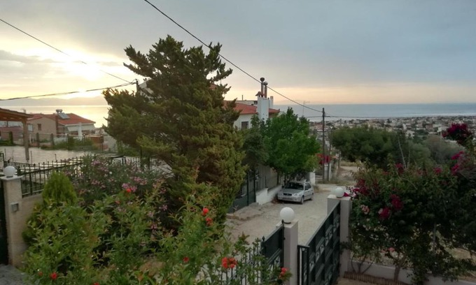 Spata-Artemida Apartment | Airport Family House