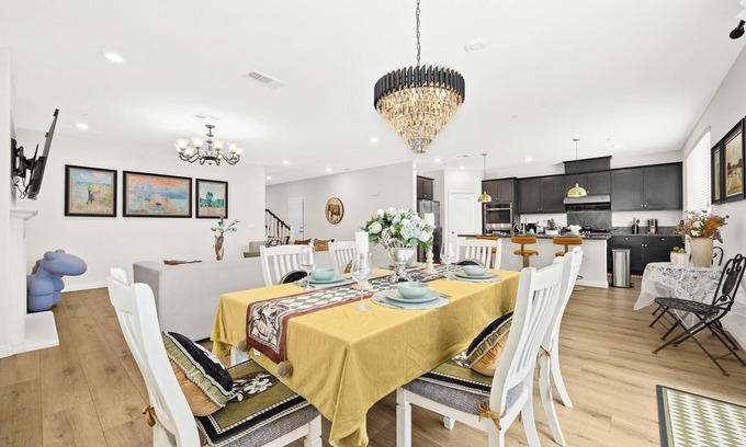 Ontario House | Airport/New/Clean/Large Space/King Bed/3 TVS