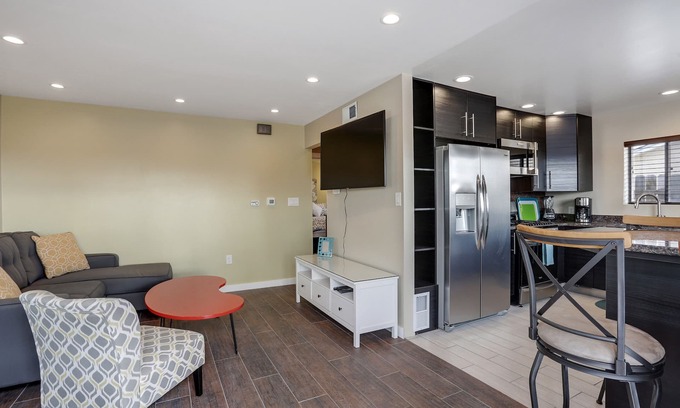 Albuquerque House | Airport to bed in 5 minutes, Kirtland-Sandia Labs, Walk to Michael Thomas Coffee