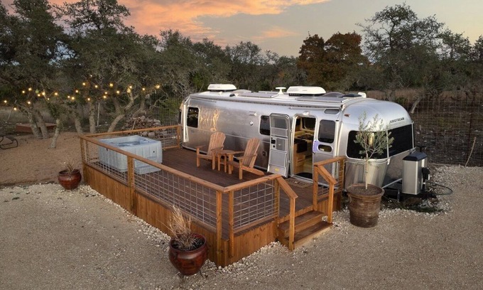 Fredericksburg House | Airstream Getaway - Hot Tub & Fire Pit