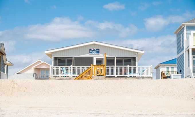 Long Beach House | Airwaves: Cozy, Oceanfront Beach Cottage with Cheerful Interior