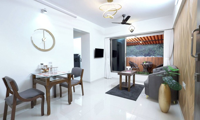 Andheri East House | Airy 1BHK with Balcony & Airport & Family Stay