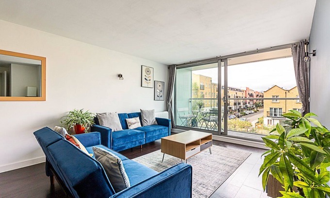 St. Dunstan's Apartment | Airy 2-Bedroom Flat with Balcony