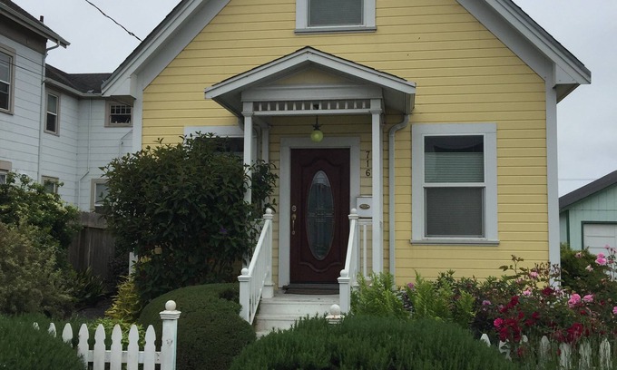 Eureka Cottage | Airy & Bright 2 Story, 3 Bdrm Cottage Short Walk to Old Town.