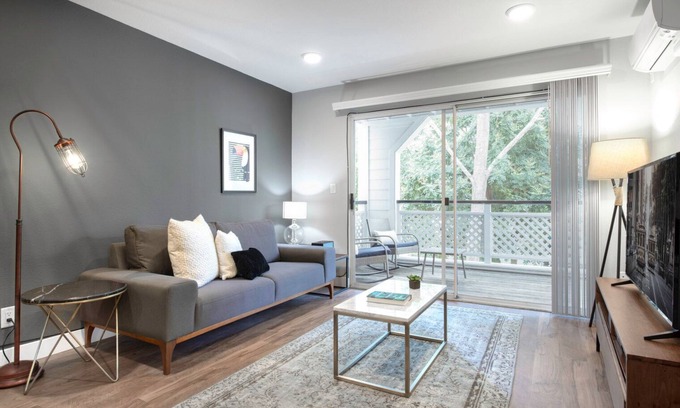 Old Mountain View Apartment | Airy DT Mountain View 1BR w/Pool, Spa, Gym, near Caltrain by Blueground