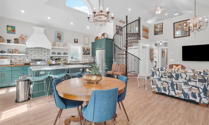 Isle of Hope Historic District House | Airy Isle of Hope Coastal Cottage Near Marsh by Lucky Savannah