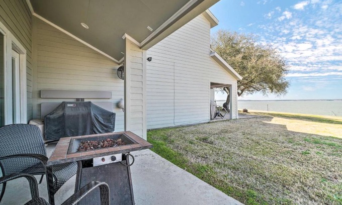 West Livingston House | Airy Lake Livingston Townhome with Shared Pool!