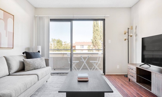 NoHo Arts District Apartment | Airy North Hollywood 2BR w/Gym & Pool, near TJ & shops, by Blueground