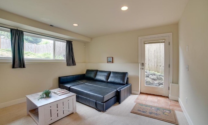 Greenwood Apartment | Airy Seattle Apartment about 7 Mi to Downtown!