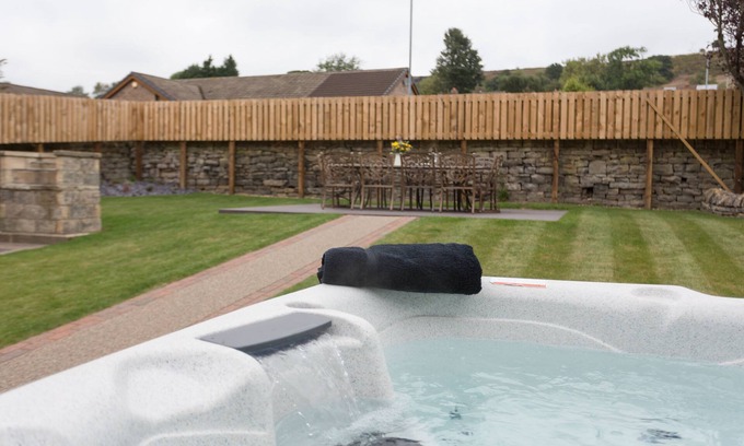 Millhouse Green Cottage | Aitken House - sleeps 10 guests in 5 bedrooms